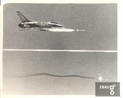 Aereo da guerra americano mentre lancia un missile 