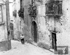 Palazzo La Francesca con lapide dedicata a  Giuseppe Garibaldi, che pernottato durante la marcia verso Napoli nel corso dell'impresa dei Mille