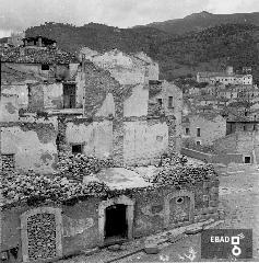 Edifici distrutti dai bombardamenti del 1943  in via Roma