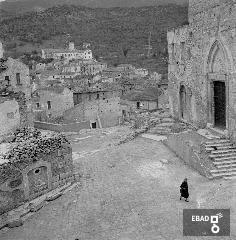 Piazza San Francesco ed edifici circostanti danneggiati dalla guerra