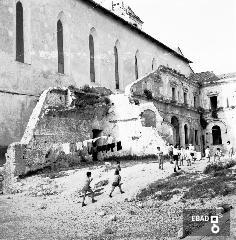 Bambini che giocano tra i ruderi  del complesso monumentale  di San Francesco