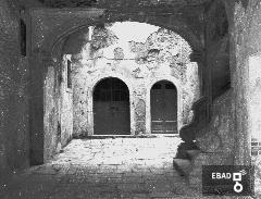 Cortile interno dell'ex convento annesso alla chiesa di  S.Lorenzo.
[Atrio del palazzo cinquecentesco della famiglia Fulgionii. Nota a cura di Mariano Pastore]