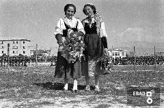 Donne in abiti tradizionali nel campo sportivo Littorio in occasione di una manifestazione fascista, anni 30
