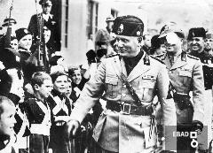 Benito Mussolini e giovani balilla all'ingresso del campo sportivo Littorio.Riproduzione