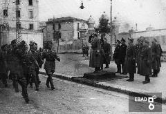 Il Principe Umberto II di Savoia  che saluta reparti del regio esercito sull'allora Viale Principe Amedeo  all'altezza del campo sportivo Littorio, inverno 1938/1939