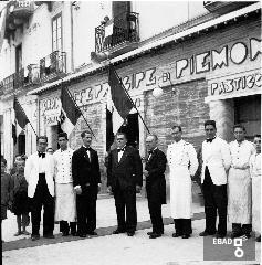 Personale davanti al Gran Caffe' Principe di Piemonte. Al centro il titolare Ginetti.
[Matteo Ginetti e Girolamo Ginetti.Nota a cura di Mariano Pastore]