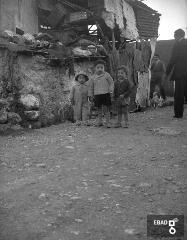 Bambini e famiglie nel campo baraccati, anni 50