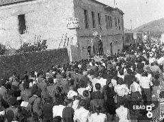 Statua di San Vito, in processione lungo la Statale 19, sosta presso la clinica "Villa Elvira" del dott. Paesano. 28 giugno 1950