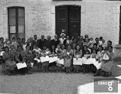 Bambini, mamme ed educatrici delle scuole materne nel cortile dell'edificio scolastico V. Giudice