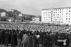 Esercitazioni ginniche effettuate da bambini nel campo sportivo Littorio, anni 30