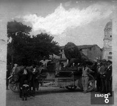 Trasporto dei leoni di ghisa dai piedistalli situati all'ingresso del viale omonimo, tra i due edifici scolastici, al monumento ai Caduti della Grande Guerra in Piazza Francesco Spirito,attuale Piazza della Repubblica,anni 1923-1924