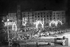 Addobbi con luminarie in piazza per la festa di San Vito  - Sullo sfondo il campanile di Santa Maria della Piet