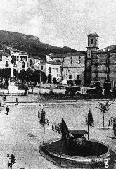 Piazza Francesco Spirito, attuale Piazza della Repubblica, con fontana antistante le  scuole elementari e monumento ai caduti della I Guerra Mondiale.Sullo sfondo porta Santa Caterina