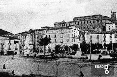 Piazza Francesco Spirito,attuale Piazza della Repubblica, campanile di San Rocco e monumento ai caduti  della I Guerra Mondiale