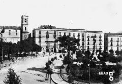 Piazza Francesco Spirito, attuale Piazza della Repubblica, con il monumento ai caduti della I Guerra Mondiale