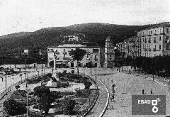 Piazza Francesco Spirito, attuale piazza della Repubblica, e sullo sfondo il campanile di San Rocco. Riproduzione di cartolina