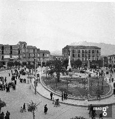 Passeggiata in Piazza Francesco Spirito, attuale Piazza della Repubblica, in un giorno di festa. Sullo sfondo i monti Alburni