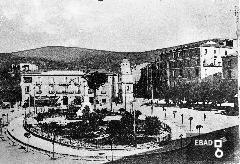 Piazza Francesco Spirito, attuale piazza della Repubblica, e sullo sfondo il campanile di San Rocco. Riproduzione di cartolina