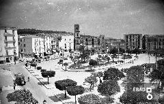 Piazza della Repubblica e sullo sfondo edifici di via Matteotti, danneggiati dai bombardamenti e in corso di ricostruzione
