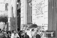 25 Aprile 1970. Manifestazione in occasione dello scoprimento della  lapide in memoria di  Vincenzo Giudice innanzi alle scuole elementari .Sindaco Carlo Mazzella.