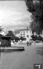 Piazza della Repubblica con  monumento ai Caduti e fontana