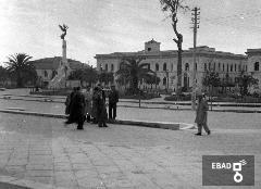 Piazza della Repubblica, monumento ai caduti della I Guerra Mondiale  e scuole elementari femminile