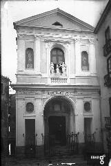 Ingresso principale della chiesa di Santa Maria della Piet - Le statue sulla balaustra sono oggi conservate nella cappelletta sopra la sacrestia