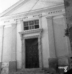 Ingresso della Chiesa di San Biagio, gi Sant'Eustachio,  (XIV secolo) . Nella chiesa era conservato un trittico, rubato e poi ritrovato, raffigurante la Vergine in trono col Bambino, Santa Caterina e Sant'Eustachio, datato 1472