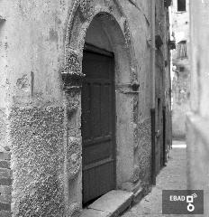 Antico portone di un palazzo sito nel vicolo I Rua in zona San Nicola