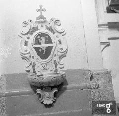 Acquasantiera con lo stemma della famiglia Landi nella chiesa di S.Nicola