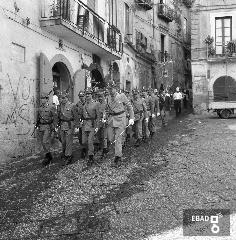 Corteo di militari di passaggio  in piazza San Nicola durante le celebrazioni in onore di Vincenzo Giudice