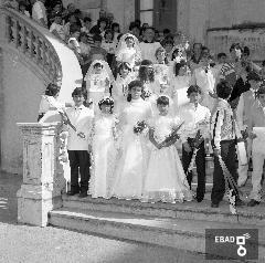 Bambini in abito da 1^ Comunione sulle scale della chiesa di Santa Maria della Piet