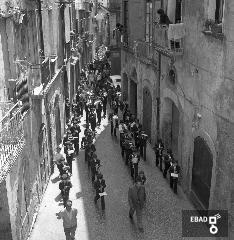 Corteo della banda musicale in Corso Umberto I