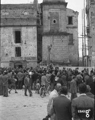 Fedeli che partecipano alla processione del Tabernacolo della Madonna di Montevergine davanti alla chiesa di Santa Maria della Piet