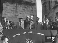 Manifestazione politica con il segretario nazionale del Partito Socialista Italiano, Pietro Nenni, ai piedi del campanile della Chiesa