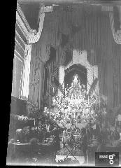 Sepolcri nella chiesa di Santa Maria della Pietà. Boyscout sull'altare.