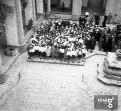 Scolaresche nel chiostro del complesso monumentale di San Francesco, fine anni 30