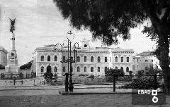 Piazza della Repubblica con vista del monumento ai caduti e scuola elementare V.Giudice