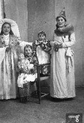 Donne e bambine in costume carnevalesco