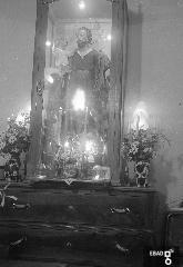 Statua di San Giuseppe in miniatura racchiusa in una teca ed esposta in una stanza di abitazione privata