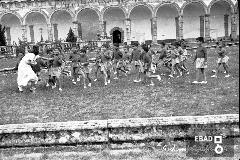 Educatrici e bambini che giocano nel chiostro grande della Certosa di Padula