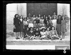 Scolaresca e insegnanti.Scuola S.Antonio.Tra alunni Maioli Adelaide.
[Prof. Antonio Marsilia. Su indicazione di Mariano Pastore]