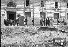 Militari che osservano i lavori di scavo per il passaggio dei binari ferroviari.  [Su indicazione di Ugo Volpe: Scavo Palazzo del Fascio a Salerno].