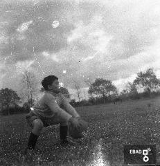 Bambino che gioca a pallone