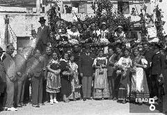 Uomini e donne in costume per la festa dell'uva