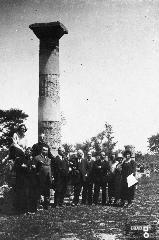 Persone accanto ad una colonna (Paestum?)