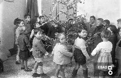 Bimbi delle palazzine al borgo festeggiano il Natale