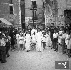 Fedeli davanti alla Porta di Santa Caterina bombardata.
[Si intravede la Casa del Fascio (distrutta dai bombardamenti) con a destra una met della Porta di Santa Caterina nota a cura di Pino Vernosce].
[La persona al centro e' la signorina Inglese che e' stata la mia insegnante di catechismo, abitava in corso Umberto I, nota a cura di Riccardo Velella]