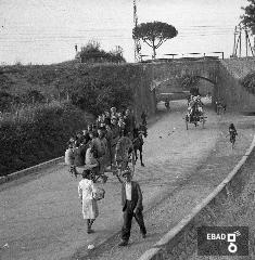 Operai su un carretto sotto al ponte di San Giovanni