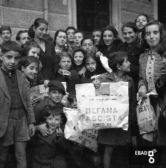 Bambini con regali della befana fascista